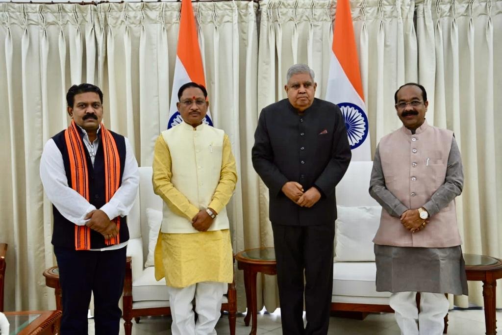 मुख्यमंत्री श्री विष्णुदेव साय ने उपराष्ट्रपति श्री जगदीप धनखड़ से मुलाकात की