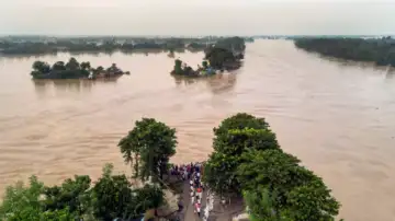 बिहार में बाढ़ का कहर: 12 जिलों में अभी भी स्थिति गंभीर, ज्यादातर नदियों का जलस्तर खतरे के निशान से ऊपर…..